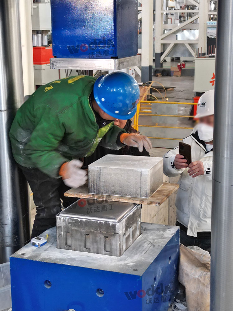 1000噸莫來(lái)石匣缽液壓機(jī)試機(jī)成功 1000噸莫來(lái)石匣缽液壓機(jī)試機(jī)成功