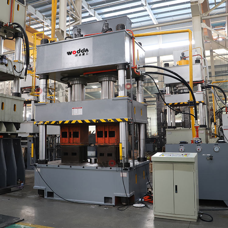 630噸三梁四柱液壓機(jī) 630噸三梁四柱液壓機(jī)