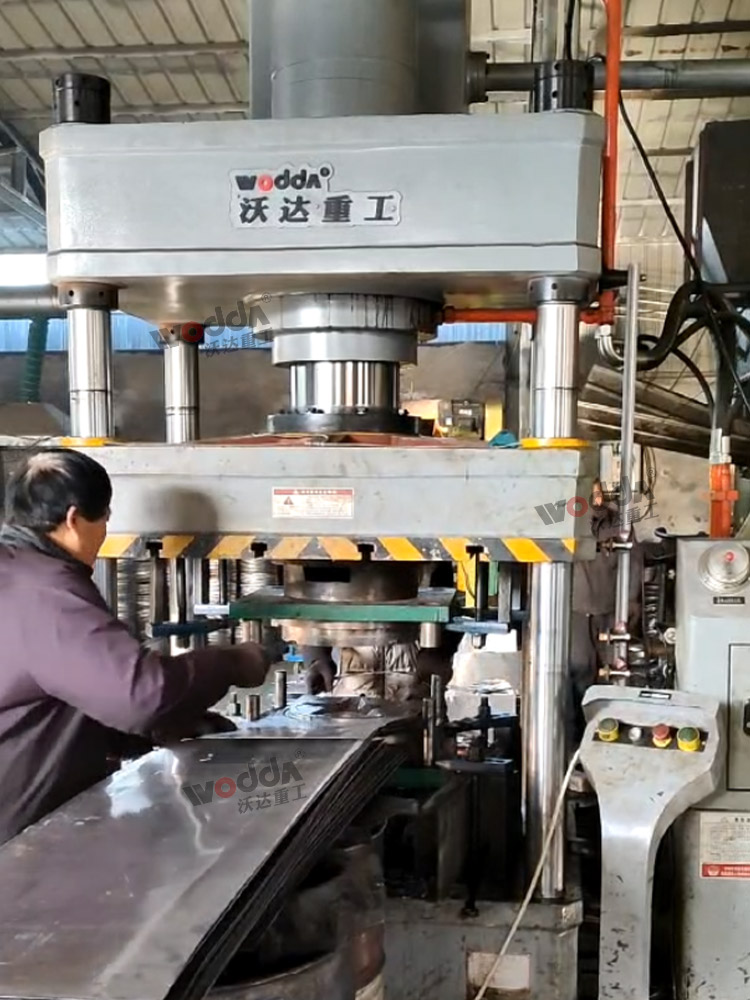 200噸汽車零部件沖壓液壓機客戶現場 200噸汽車零部件沖壓液壓機客戶現場