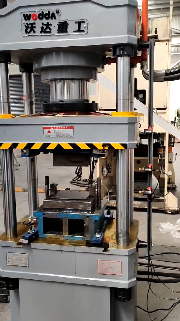 100噸三梁四柱液壓機客戶現場 100噸三梁四柱液壓機客戶現場