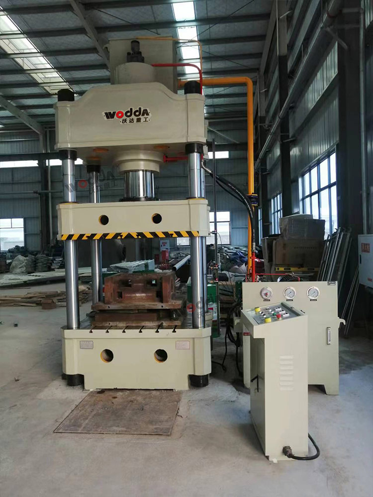 315噸四柱液壓機(jī)客戶現(xiàn)場 315噸四柱液壓機(jī)客戶現(xiàn)場