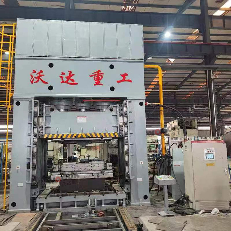 1250噸框架式液壓機(jī)客戶現(xiàn)場 1250噸框架式液壓機(jī)客戶現(xiàn)場