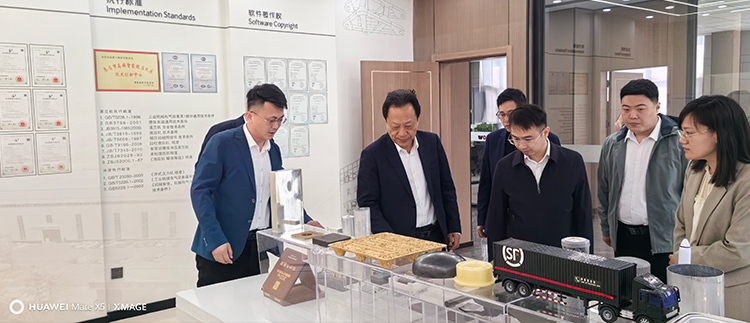 李經(jīng)理為劉局長一行講解展品 李經(jīng)理為劉局長一行講解展品