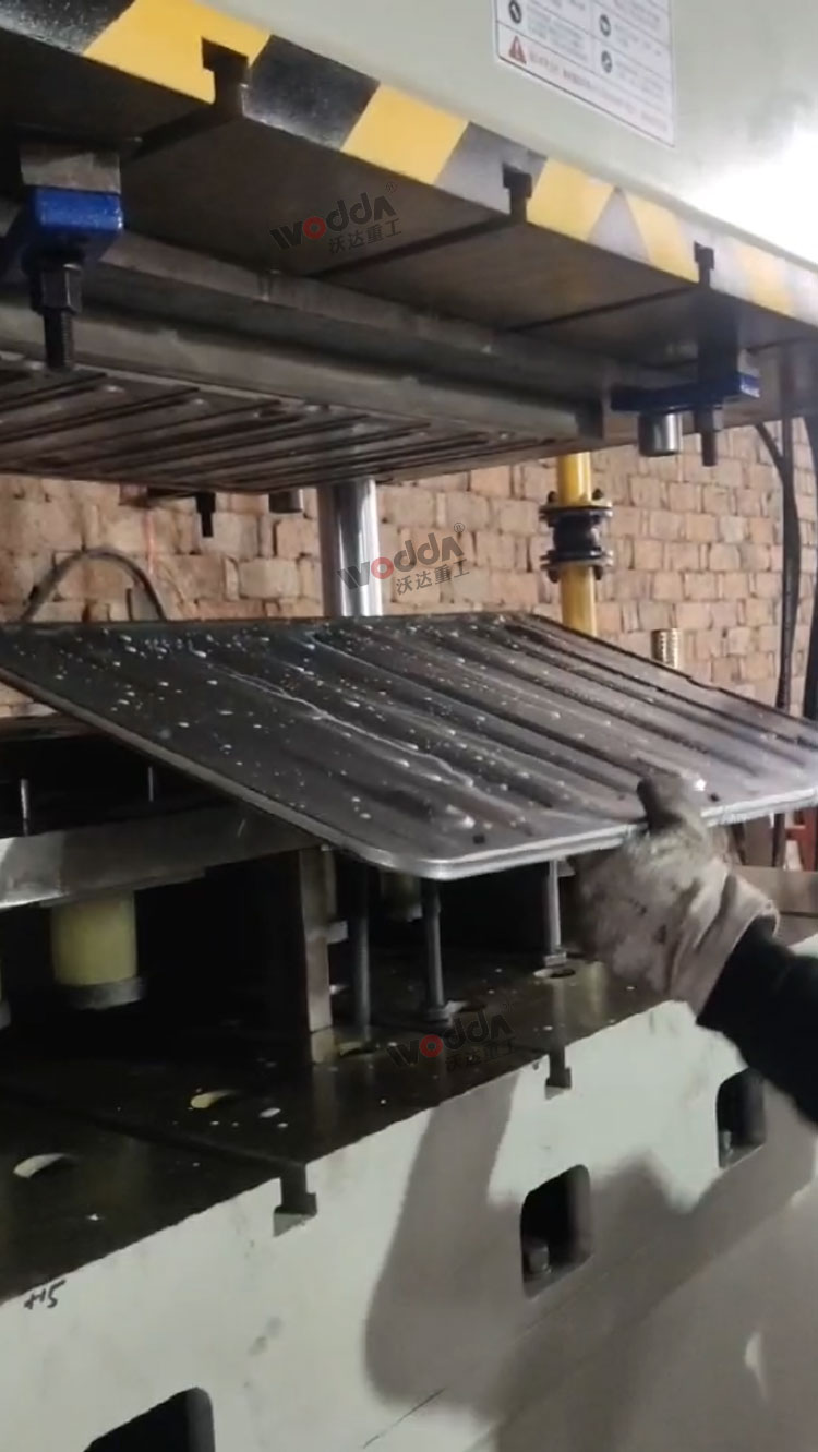 200噸四柱液壓機沖壓節(jié)能燈后殼成型 200噸四柱液壓機沖壓節(jié)能燈后殼成型