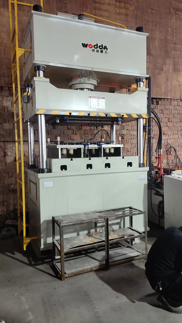 200噸四柱液壓機客戶現(xiàn)場 200噸四柱液壓機客戶現(xiàn)場