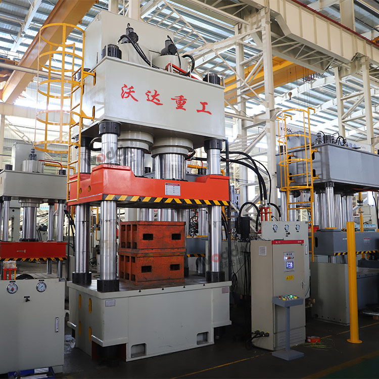 1250噸三梁四柱液壓機(jī) 1250噸三梁四柱液壓機(jī)