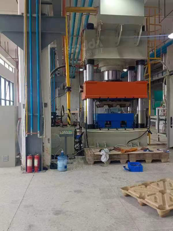 1000噸三梁四柱液壓機加工木屑托盤現(xiàn)場 1000噸三梁四柱液壓機加工木屑托盤現(xiàn)場