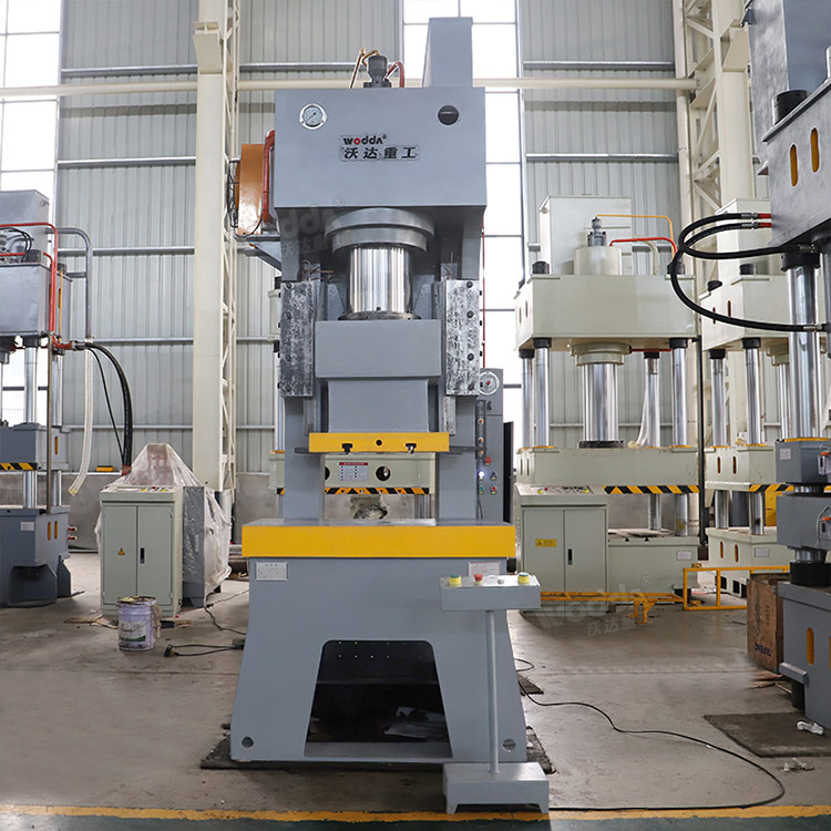 250噸液壓沖床車(chē)間實(shí)拍.jpg 250噸液壓沖床車(chē)間實(shí)拍.jpg