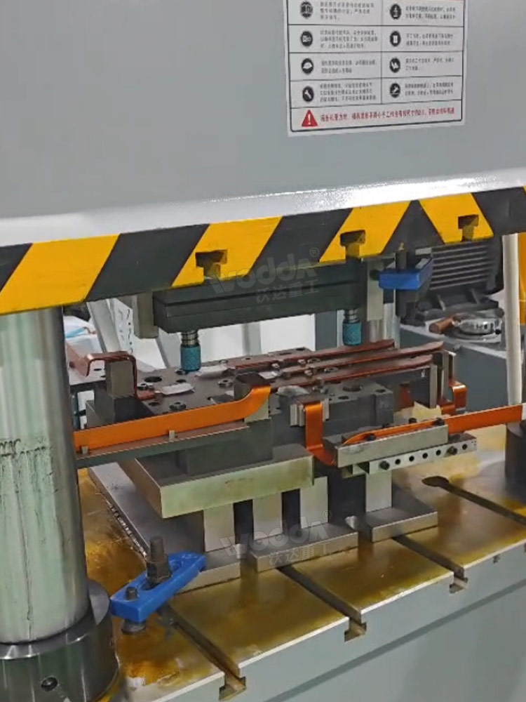 400噸四柱液壓機沖壓導(dǎo)電傳輸帶 400噸四柱液壓機沖壓導(dǎo)電傳輸帶