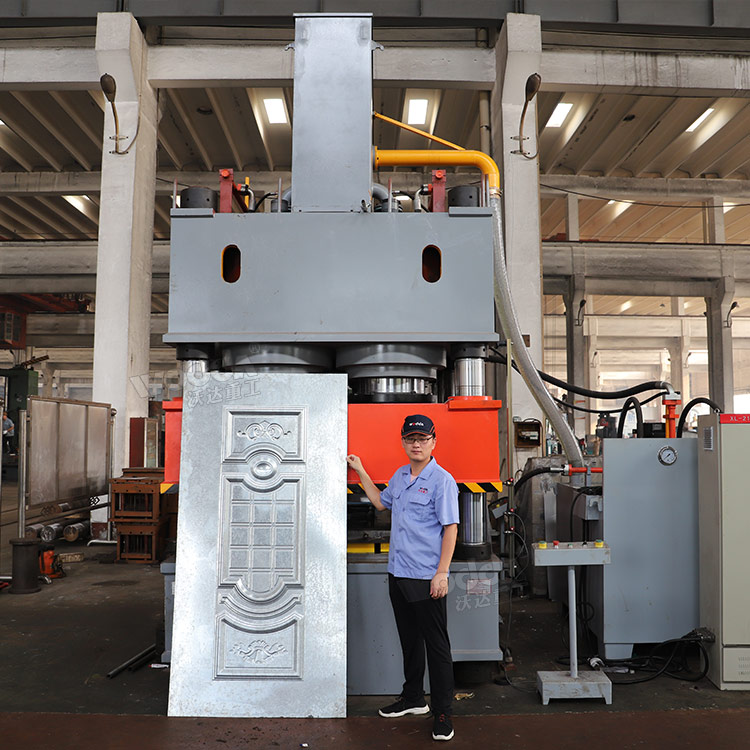 3600噸鋼木門(mén)壓花機(jī)試機(jī) 3600噸鋼木門(mén)壓花機(jī)試機(jī)