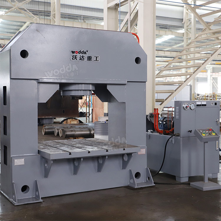 315噸龍門式液壓機(jī) 315噸龍門式液壓機(jī)