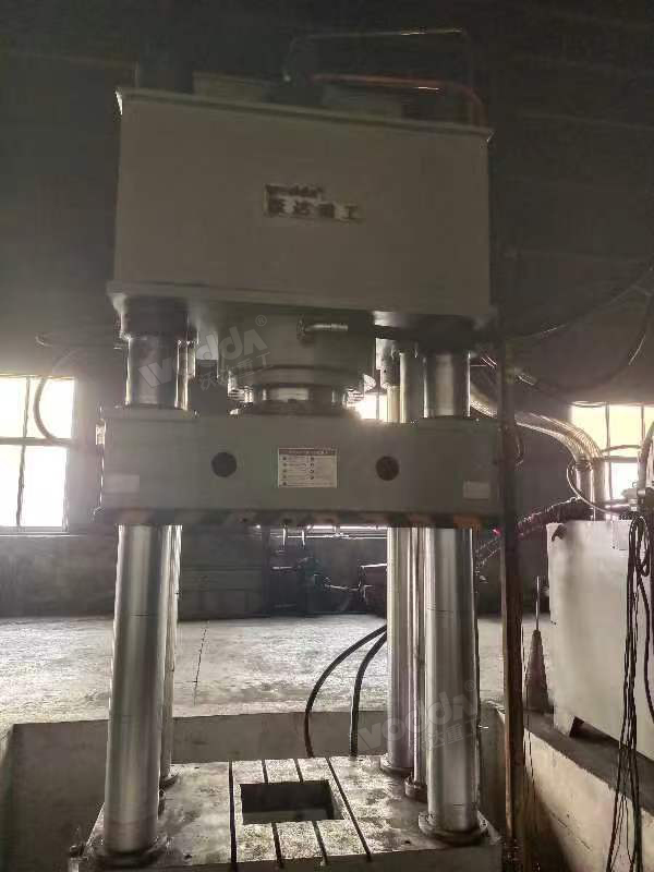 800噸石墨匣缽液壓機(jī) 800噸石墨匣缽液壓機(jī)