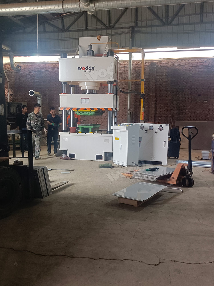 400噸四柱液壓機(jī)客戶車間安裝完成 400噸四柱液壓機(jī)客戶車間安裝完成