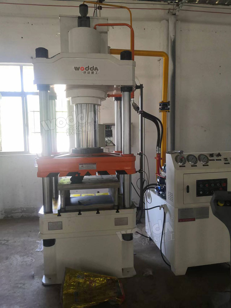 200噸四柱液壓機(jī)客戶現(xiàn)場(chǎng) 200噸四柱液壓機(jī)客戶現(xiàn)場(chǎng)