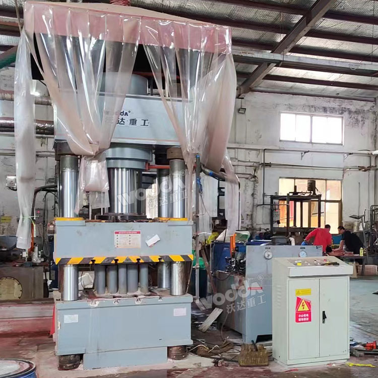 630噸熱壓網(wǎng)箱浮球成型液壓機 630噸熱壓網(wǎng)箱浮球成型液壓機