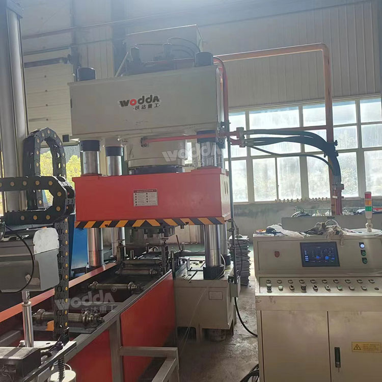 630噸三梁四柱液壓機(jī)(錨桿托盤(pán)液壓機(jī)) 630噸三梁四柱液壓機(jī)(錨桿托盤(pán)液壓機(jī))