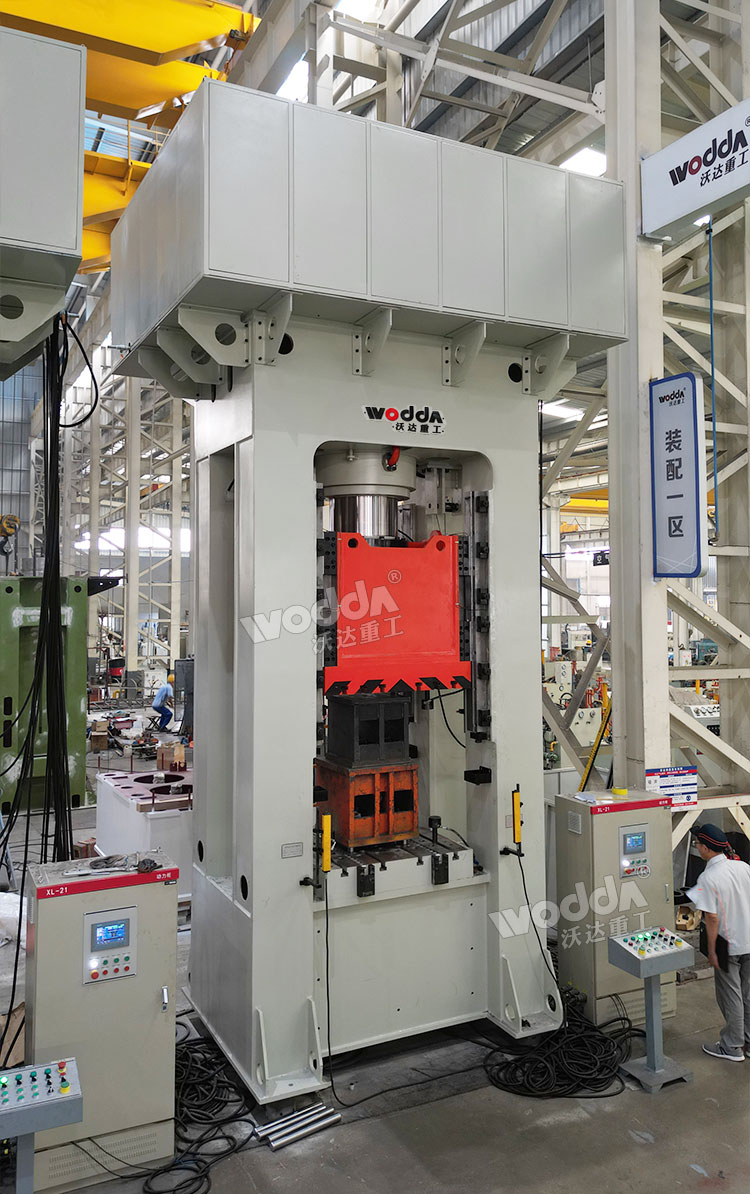 630噸炮彈殼拉伸液壓機車間調(diào)試 630噸炮彈殼拉伸液壓機車間調(diào)試