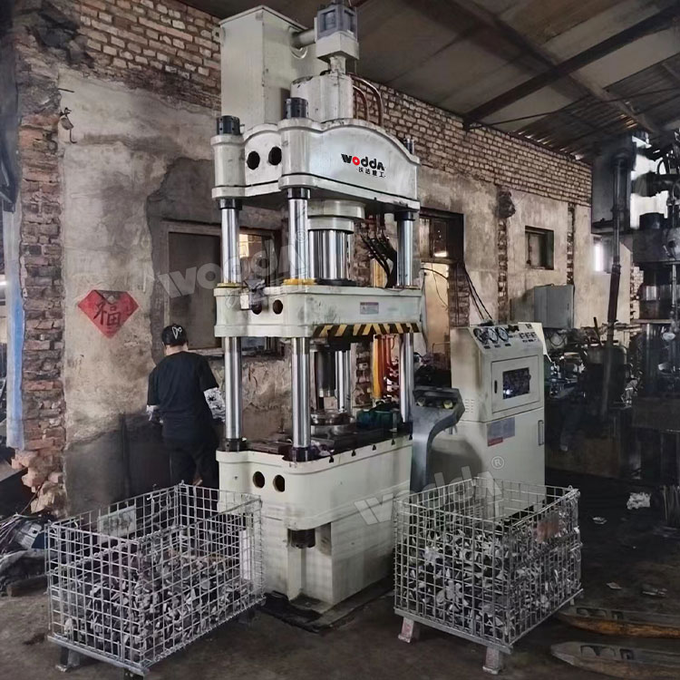 200噸汽車發(fā)電機(jī)爪極成型液壓機(jī)現(xiàn)場 200噸汽車發(fā)電機(jī)爪極成型液壓機(jī)現(xiàn)場