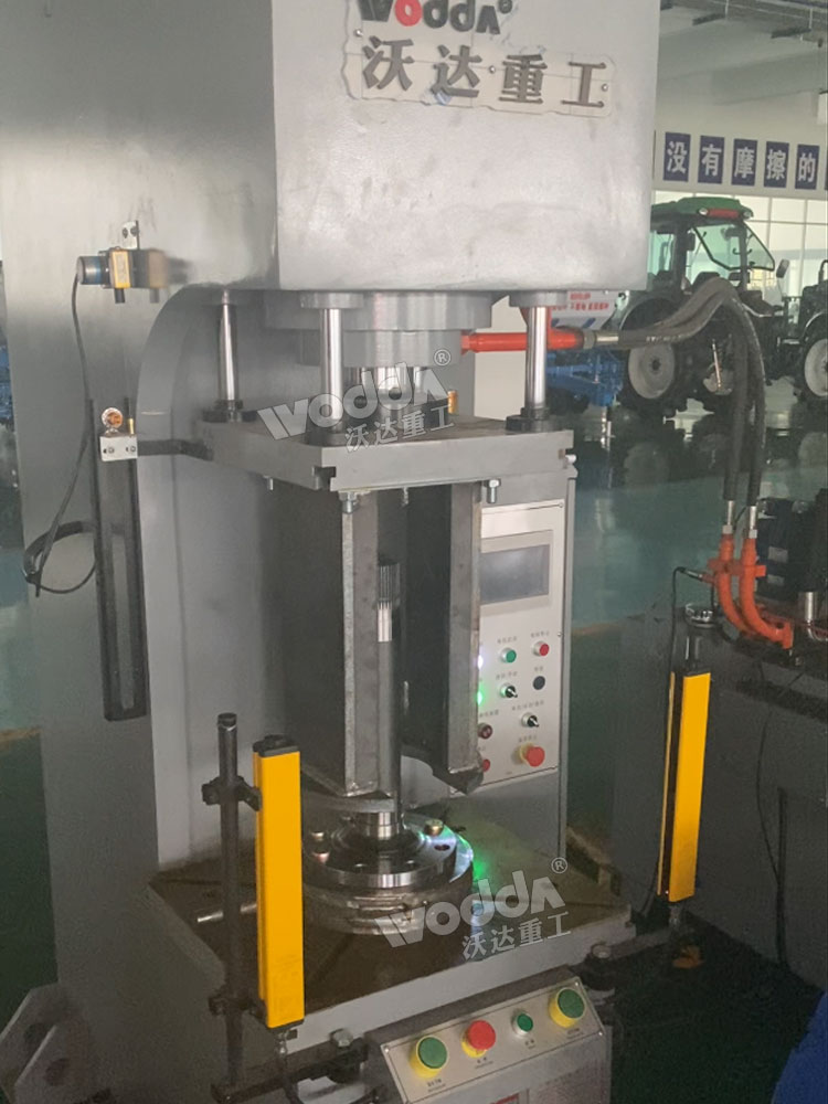 63噸單柱壓裝液壓機(jī)現(xiàn)場 63噸單柱壓裝液壓機(jī)現(xiàn)場