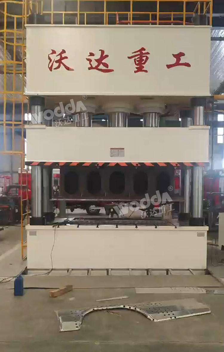 1000噸四柱液壓機(jī)沖壓鋼板成型 1000噸四柱液壓機(jī)沖壓鋼板成型