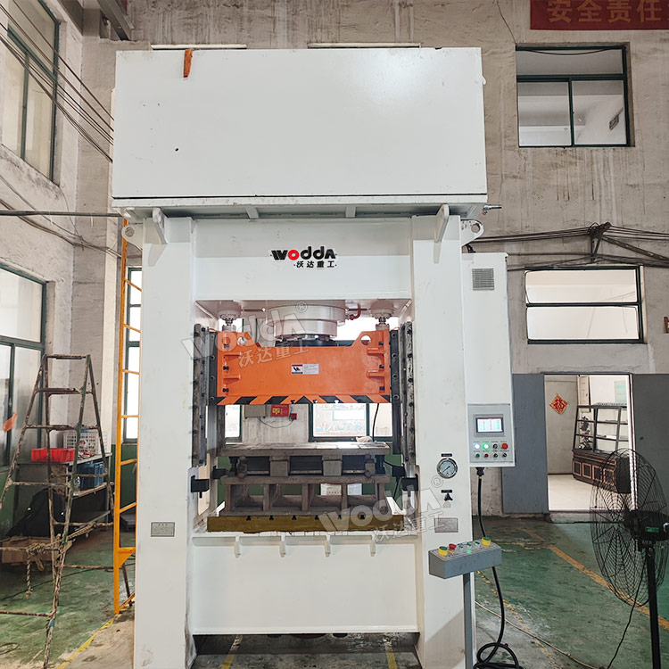 315噸框架式薄板拉伸液壓機(jī)現(xiàn)場(chǎng) 315噸框架式薄板拉伸液壓機(jī)現(xiàn)場(chǎng)