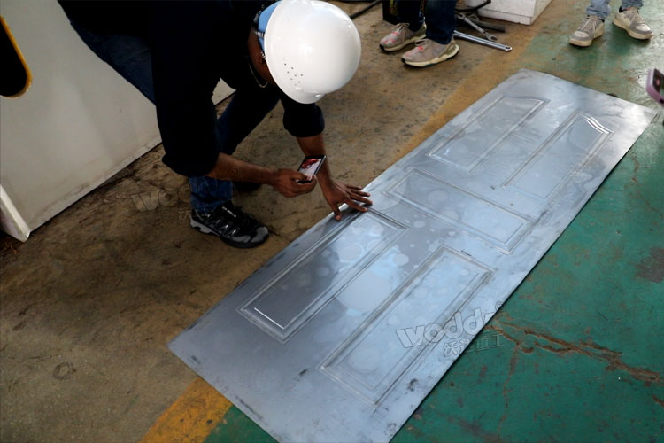 印度客戶現場檢驗門板.jpg 印度客戶現場檢驗門板.jpg