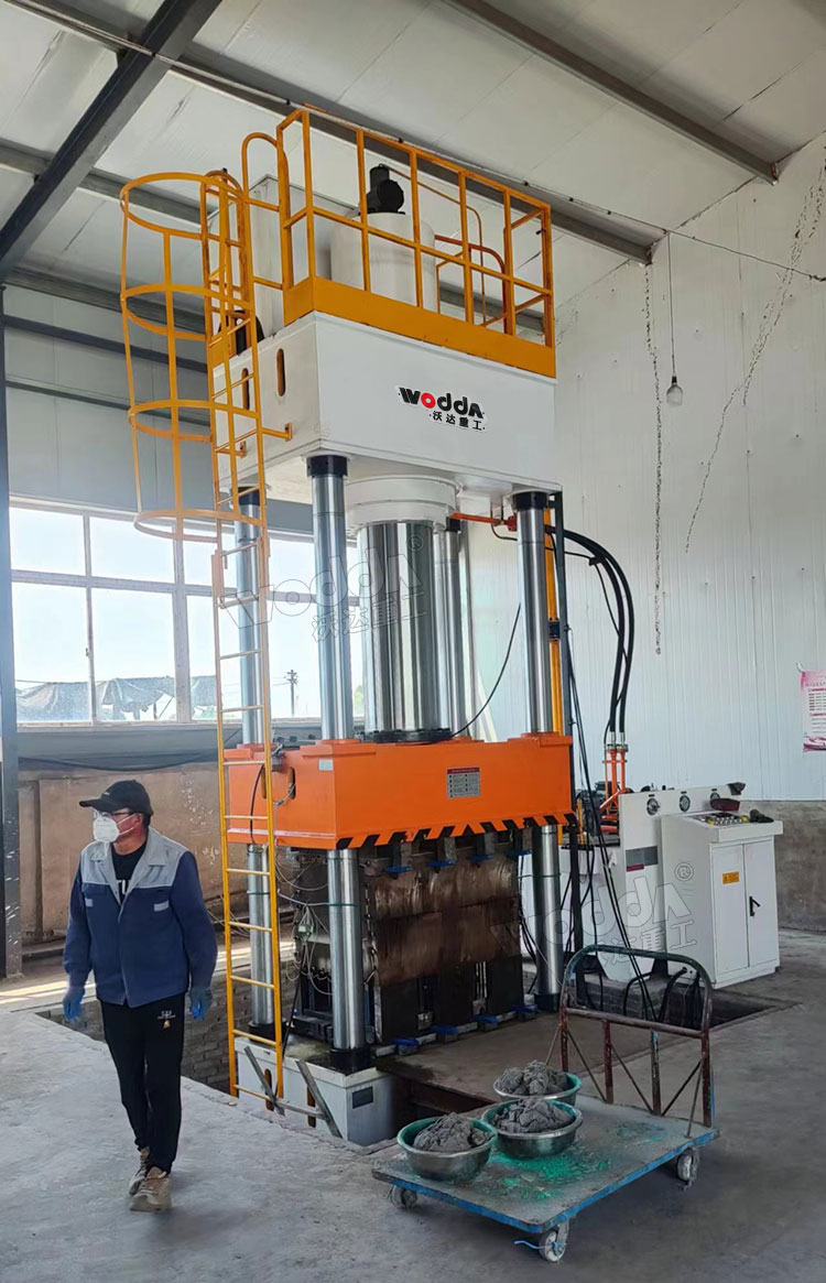 U型樹脂排水溝成型液壓機試機 U型樹脂排水溝成型液壓機試機