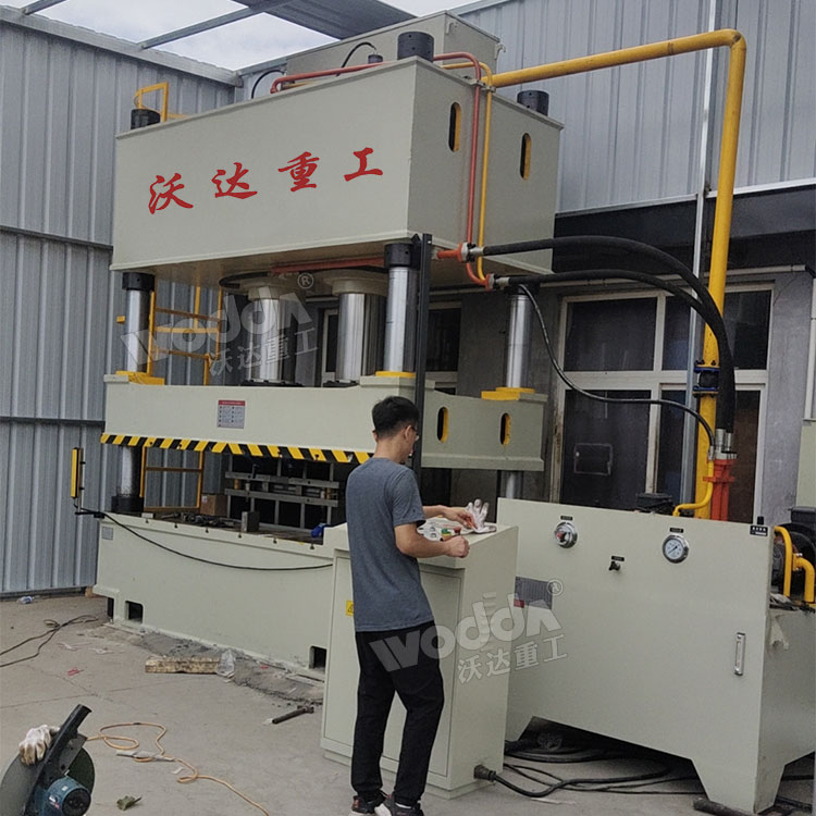 500噸四柱液壓機(jī)客戶現(xiàn)場(chǎng)試機(jī) 500噸四柱液壓機(jī)客戶現(xiàn)場(chǎng)試機(jī)