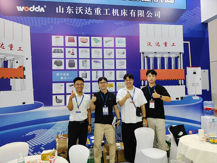 與客戶交流留影 與客戶交流留影