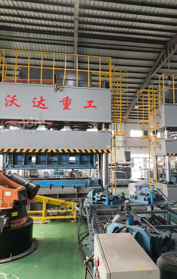 1500噸不銹鋼水箱板液壓機(jī)現(xiàn)場 1500噸不銹鋼水箱板液壓機(jī)現(xiàn)場