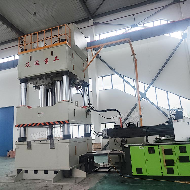 2000噸汽車配件成型液壓機(jī)現(xiàn)場(chǎng) 2000噸汽車配件成型液壓機(jī)現(xiàn)場(chǎng)