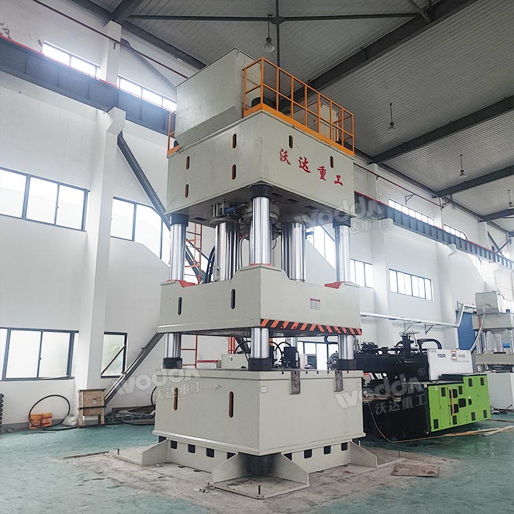 2000噸復(fù)合材料汽車配件成型液壓機(jī)現(xiàn)場(chǎng) 2000噸復(fù)合材料汽車配件成型液壓機(jī)現(xiàn)場(chǎng)