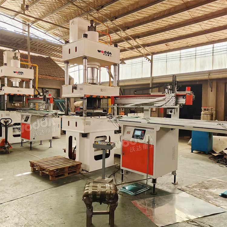 200噸三梁四柱液壓機(jī)帶液壓墊 200噸三梁四柱液壓機(jī)帶液壓墊