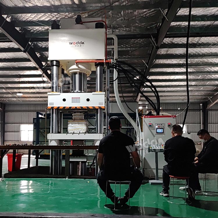 800噸石墨匣缽液壓機(jī)試機(jī) 800噸石墨匣缽液壓機(jī)試機(jī)