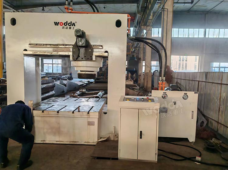 630噸龍門液壓機(jī) 630噸龍門液壓機(jī)