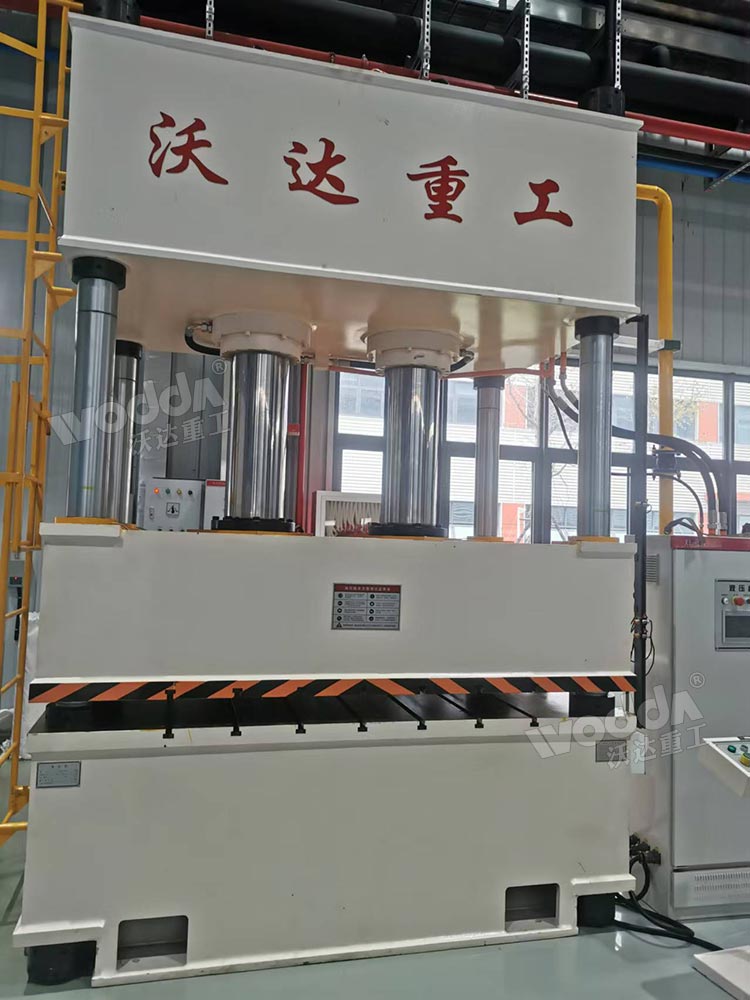 400噸五金配件沖壓液壓機現場 400噸五金配件沖壓液壓機現場