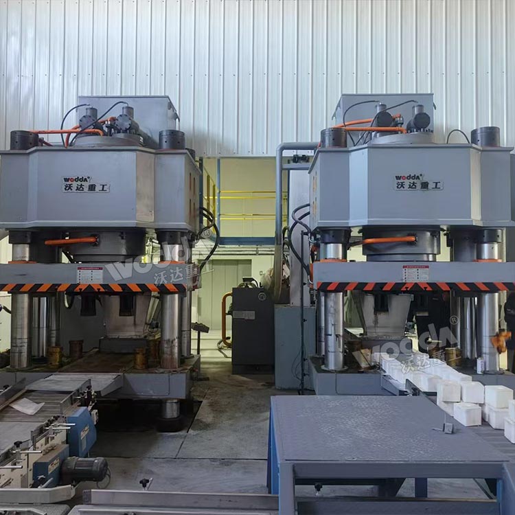 兩臺(tái)牛羊舔磚液壓機(jī)加工鹽磚 兩臺(tái)牛羊舔磚液壓機(jī)加工鹽磚