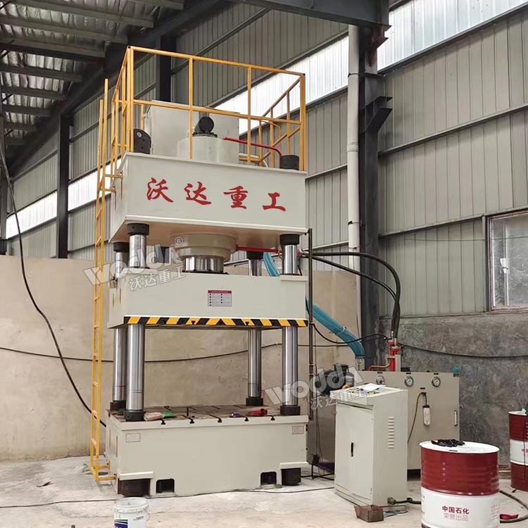 630噸三梁四柱液壓機(jī) 630噸三梁四柱液壓機(jī)