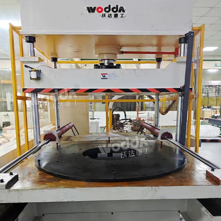 100噸三梁四柱液壓機(jī)帶移動(dòng)工作臺(tái) 100噸三梁四柱液壓機(jī)帶移動(dòng)工作臺(tái)