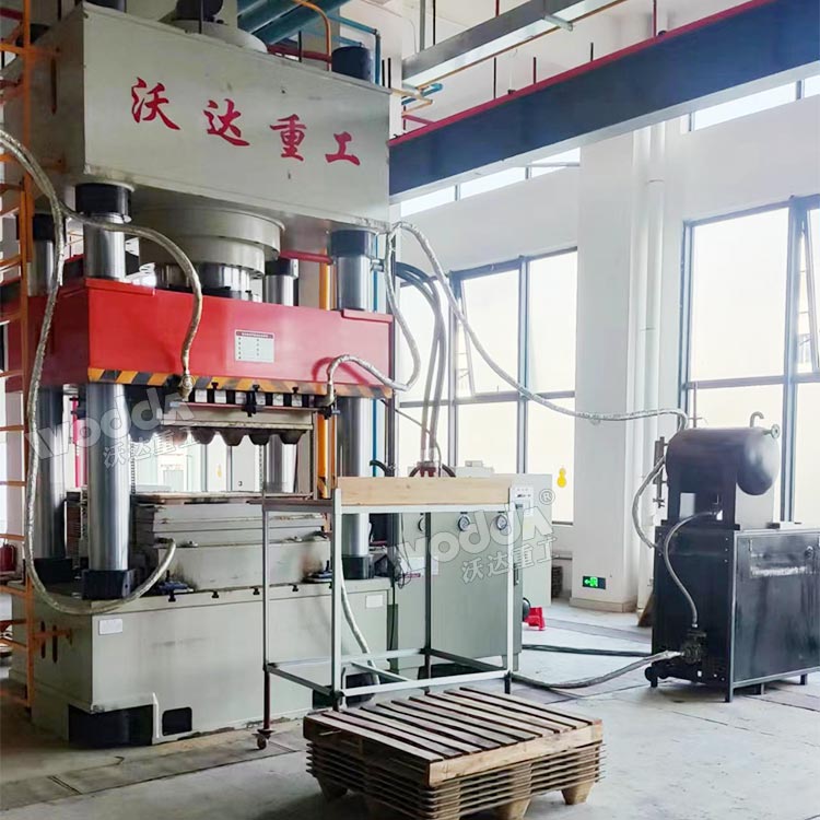 1000噸三梁四柱液壓機(jī) 1000噸三梁四柱液壓機(jī)