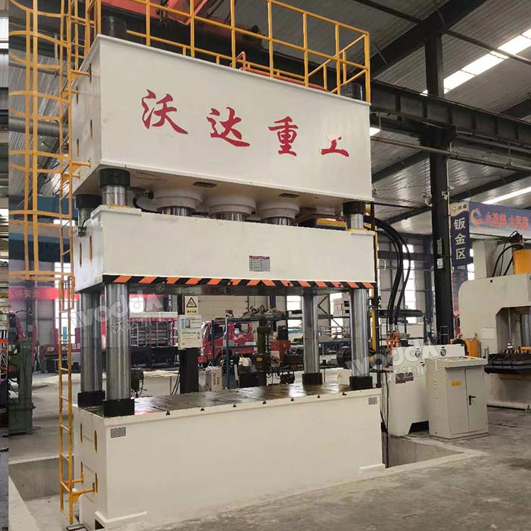 三梁四柱液壓機(jī) 三梁四柱液壓機(jī)