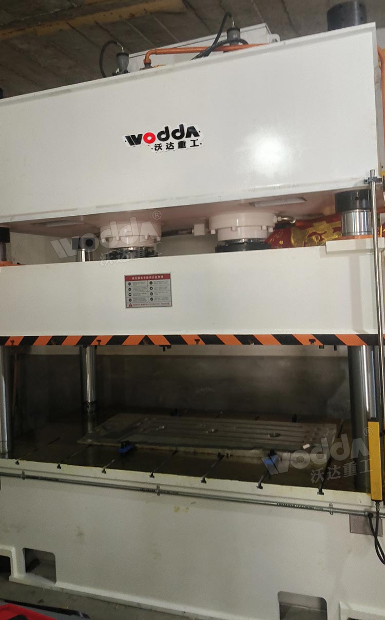 250噸汽車發(fā)動機下護板成型液壓機 250噸汽車發(fā)動機下護板成型液壓機