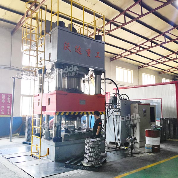 2000噸液壓機(jī)現(xiàn)場(chǎng) 2000噸液壓機(jī)現(xiàn)場(chǎng)