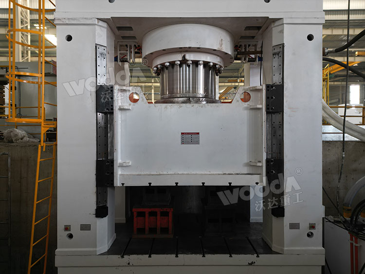 2500噸框架式液壓機細節(jié) 2500噸框架式液壓機細節(jié)