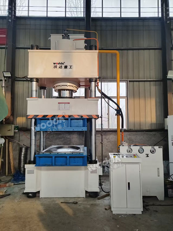 400噸不銹鋼水箱板液壓機(jī)試機(jī) 400噸不銹鋼水箱板液壓機(jī)試機(jī)