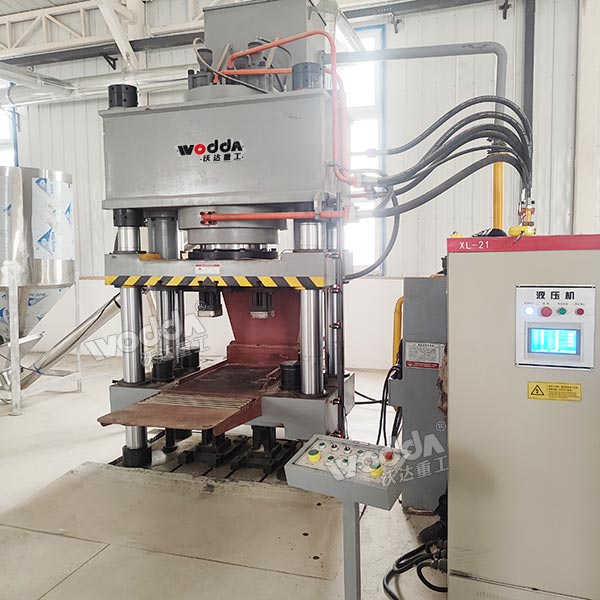 630噸牛羊舔磚液壓機(jī) 630噸牛羊舔磚液壓機(jī)