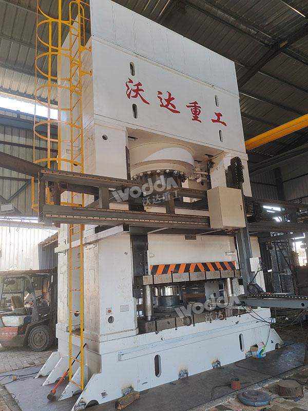 2500噸熱鍛液壓機(jī)現(xiàn)場(chǎng).jpg