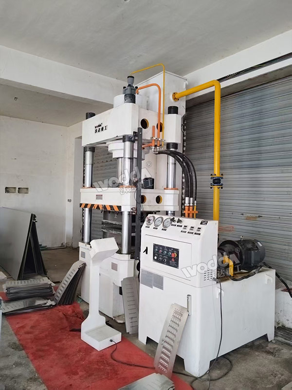 315噸四柱液壓機(jī) 315噸四柱液壓機(jī)