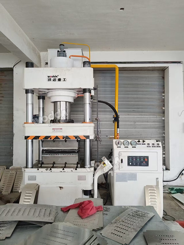 315噸不銹鋼地溝蓋板成型液壓機(jī) 315噸不銹鋼地溝蓋板成型液壓機(jī)