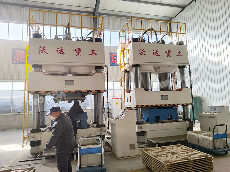 1600噸木屑托盤液壓機(jī)現(xiàn)場(chǎng) 1600噸木屑托盤液壓機(jī)現(xiàn)場(chǎng)